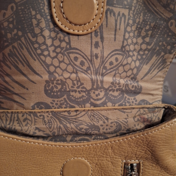 Tignanello Tan Leather Crossbody Bag Magnetic Closure Outside Zip Pocket. - Picture 3 of 6